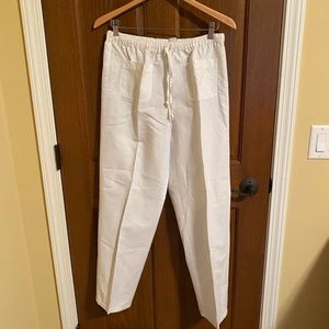 Women’s white linen and cotton pants.